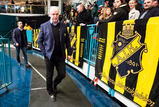 s tränare huvudtränare Roger Melin på väg ut till