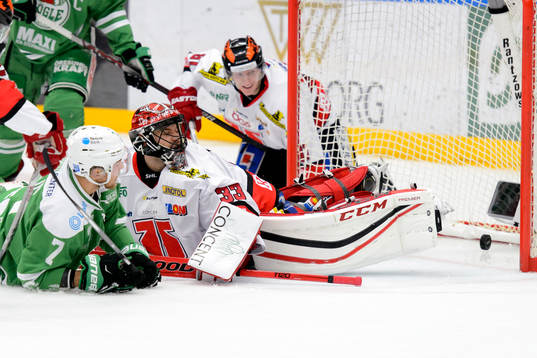 Rögles Partik Cehlin gör 1-1 bakom Örebros målvakt