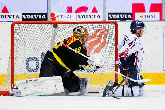 Brynäs målvakt Bernhard Starkbaum slår Linköpings Broc