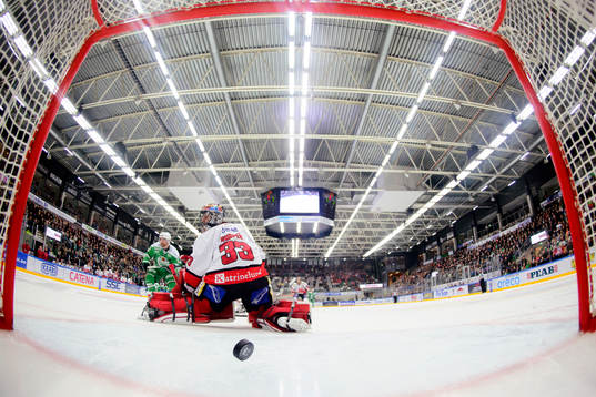 Rögles Jack Connolly gör 5-2 bakom Örebros målvakt