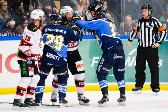 Gruff mellan Malmö Redhawks Jens Olsson och Andreas
