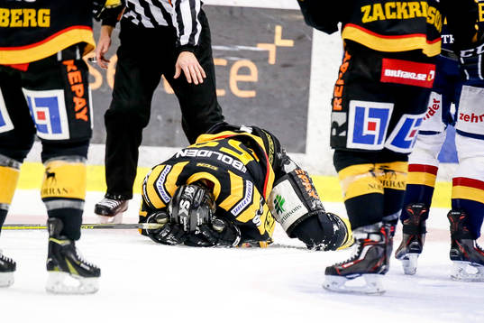Skellefteås Arvid Lundberg fick en puck i ansiktet och