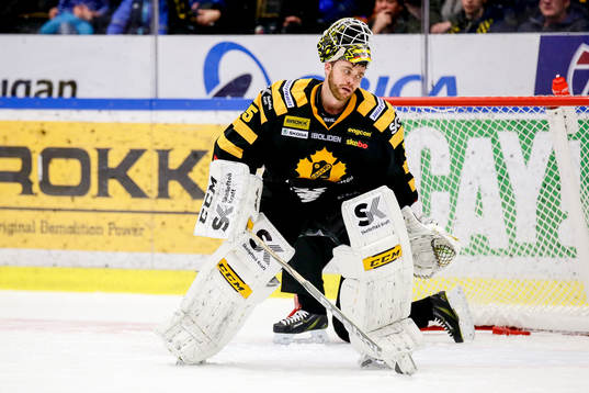 Skellefteås målvakt Markus Svensson fick ont