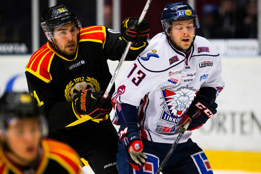 Brynäs Marc Zanetti i en närkamp med Linköpings Andrew