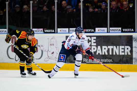 Brynäs Martin Naenfeldt jagar Linköpings Anton Karlsson