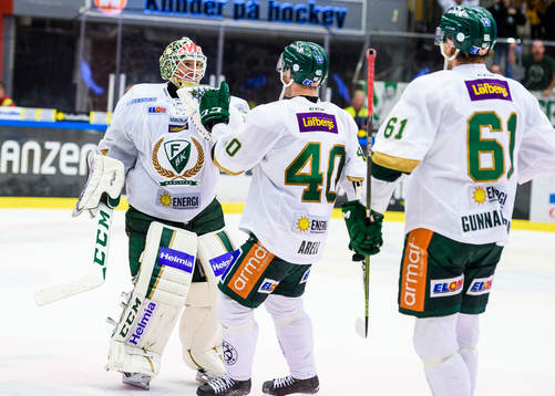 Färjestads målvakt Lars Haugen jublar