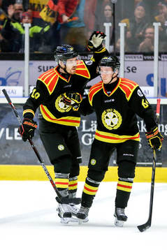 Brynäs Anssi Salmela och Jonathan Pudas jublar