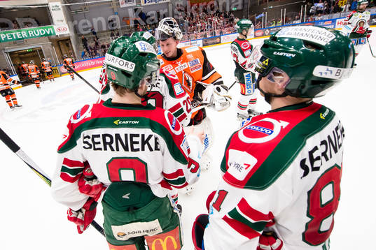Karlskronas målvakt Johan Holmqvist tackar Frölundas Joel