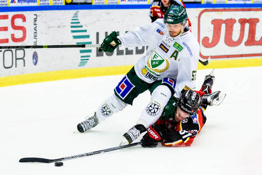 Luleås Jonathan Granström kastar sig för att slå bort