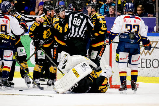 Skellefteås målvakt Markus Svensson fick ont