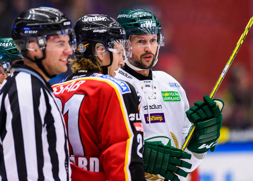 Färjestads Rickard Wallin och Luleås Emil Sylvegård