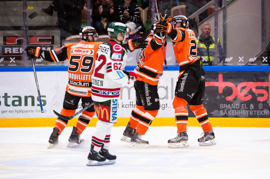 Karlskronas Alexander Bergström jublar