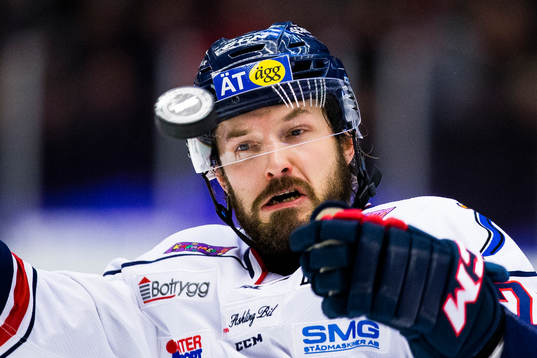 Linköpings Niklas Persson håller blicken på pucken