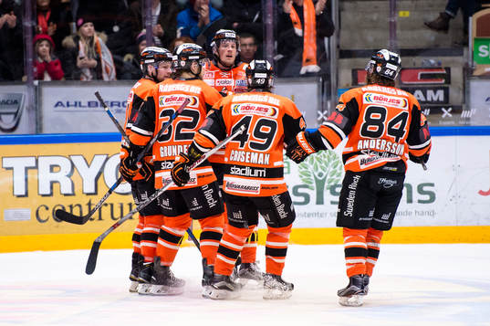 Karlskronas Emil Larsson har gjort 3-5 och jublar
