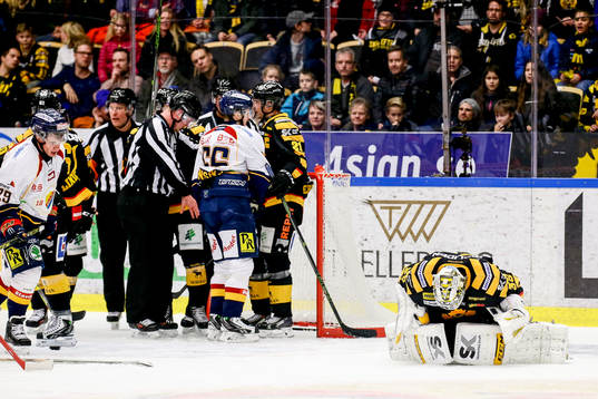 Skellefteås målvakt Markus Svensson fick ont