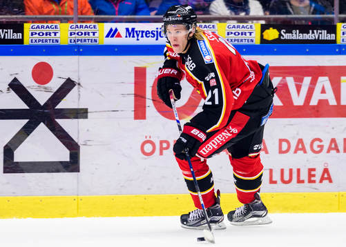 Luleås Emil Sylvegård med pucken