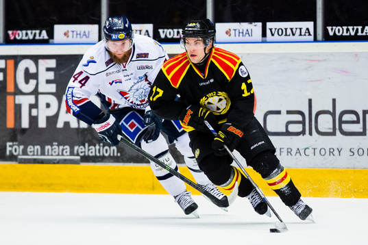 Linköpings Jonas Junland ligger skäret bakom Brynäs