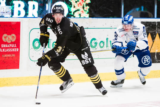 s Markus Lauridsen i kamp om pucken med Leksands Johan