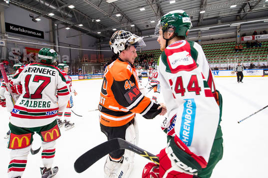 Karlskronas målvakt Johan Holmqvist  tackar Pontus