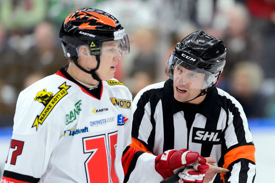 Örebros Daniel Viksten samtalar med domare Sören Persson