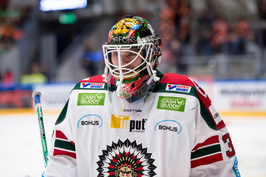 Frölundas målvakt Johan Gustafsson värmer upp