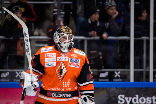 Karlskronas målvakt Johan Holmqvist värmer upp