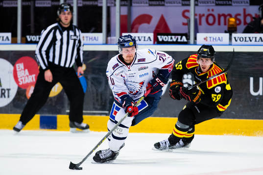Linköpings Nick Sörenssen med pucken följd av Brynäs