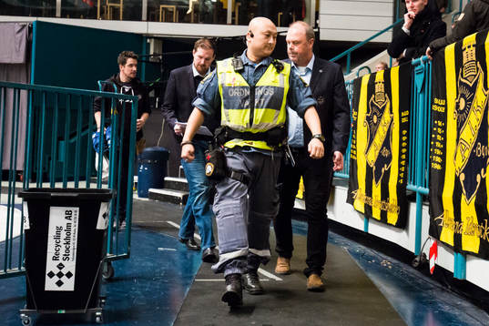 Leksands tränare Per-Erik Johnsson på väg ut till andra