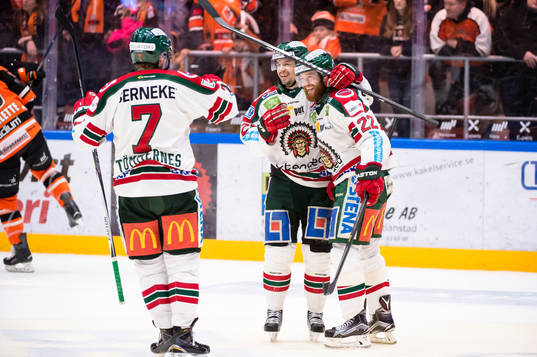 Frölundas Robin Figren har gjort 5-2 och jublar
