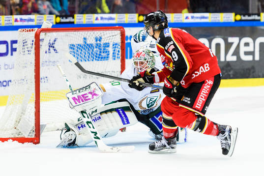 Färjestads målvakt Lars Haugen räddar straffen från