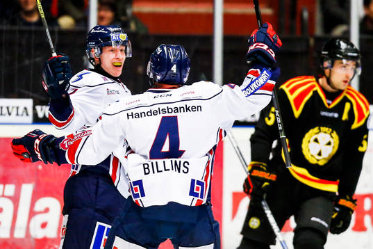 Linköpings Vilmos Gallo och Chad Billins jublar