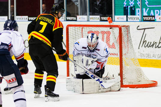 Linköpings målvakt David Rautio blockerar pucken framför