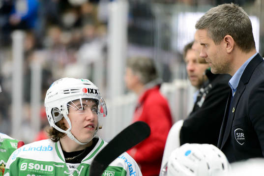 Rögles Alexander Lunsjö samtalar med assisterande