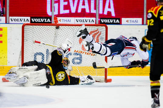 Brynäs målvakt Bernhard Starkbaum ser på när