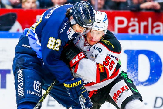s Kevin Stenlund och Malmö Redhawks Johan Björk i en kamp