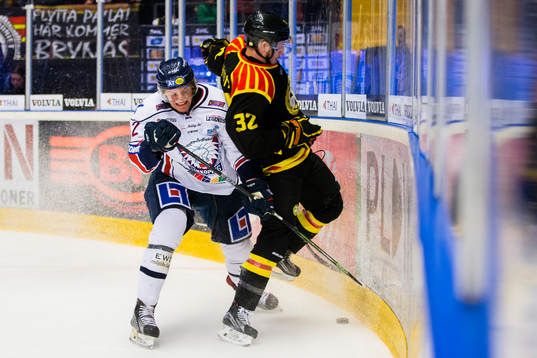 Linköpings Vilmos Gallo och Brynäs Nick Johnson i kamp om