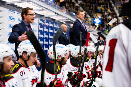 Malmö Redhawks tränare Björn Hellkvist coachar