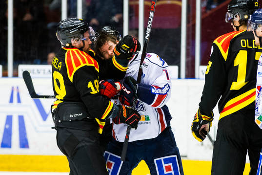 Brynäs Anssi Salmela i slagsmål med Linköpings Andrew