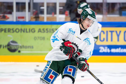 Frölundas Jacob Olsson värmer uppunder ishockeymatchen i