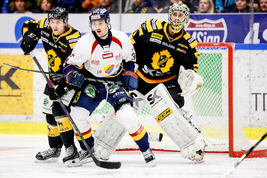 Skellefteås Anton Lindholm och målvakt Markus Svensson