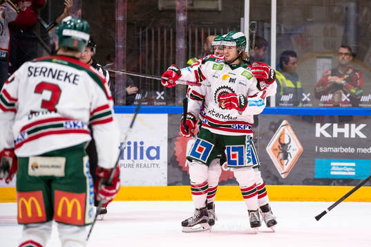 Frölundas Sebastian Stålberg har gjort 1-2 och jublar