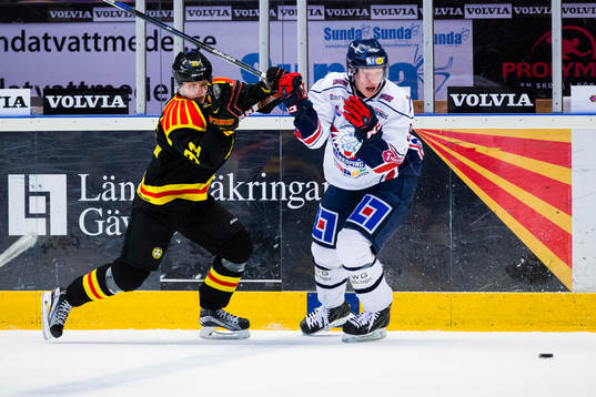 Brynäs Daniel Mannberg i kamp om pucken med Linköpings