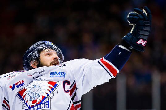 Linköpings Niklas Persson plockar ner pucken