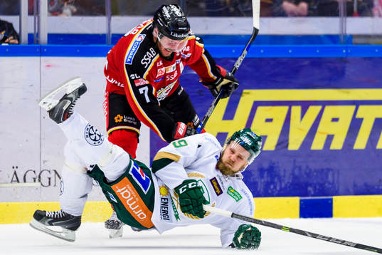 Luleås Jan Sandström tacklar omkull Färjestads Antti