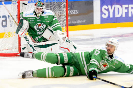 Rögles Ivan Baranka täcker skott framför Rögles