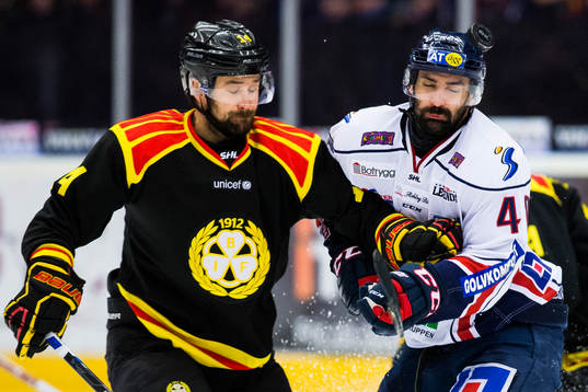 Brynäs Johan Alcén och Daniel Rahimi krockar