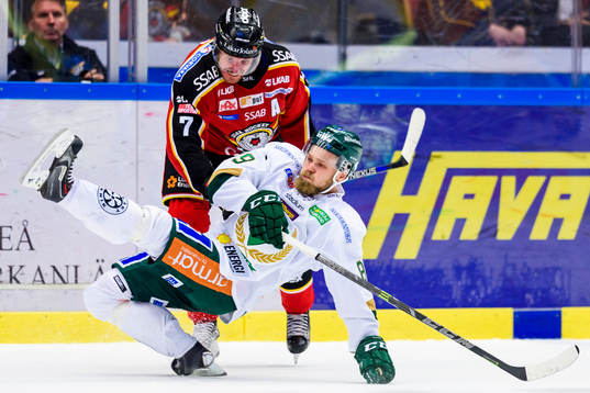 Luleås Jan Sandström tacklar omkull Färjestads Antti