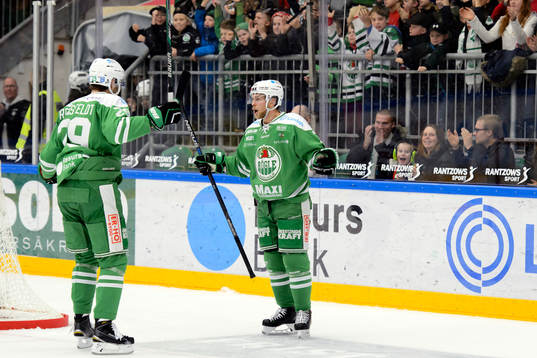 Rögles Ludvig Rensfeldt jublar med Partik Cehlin