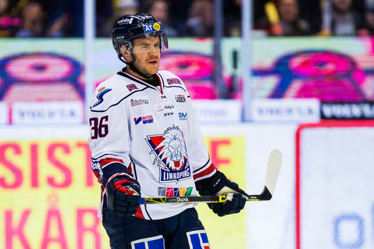 Linköpings Niklas Fogström ser deppig ut