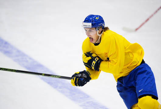 Adrian Kempe grimaserar